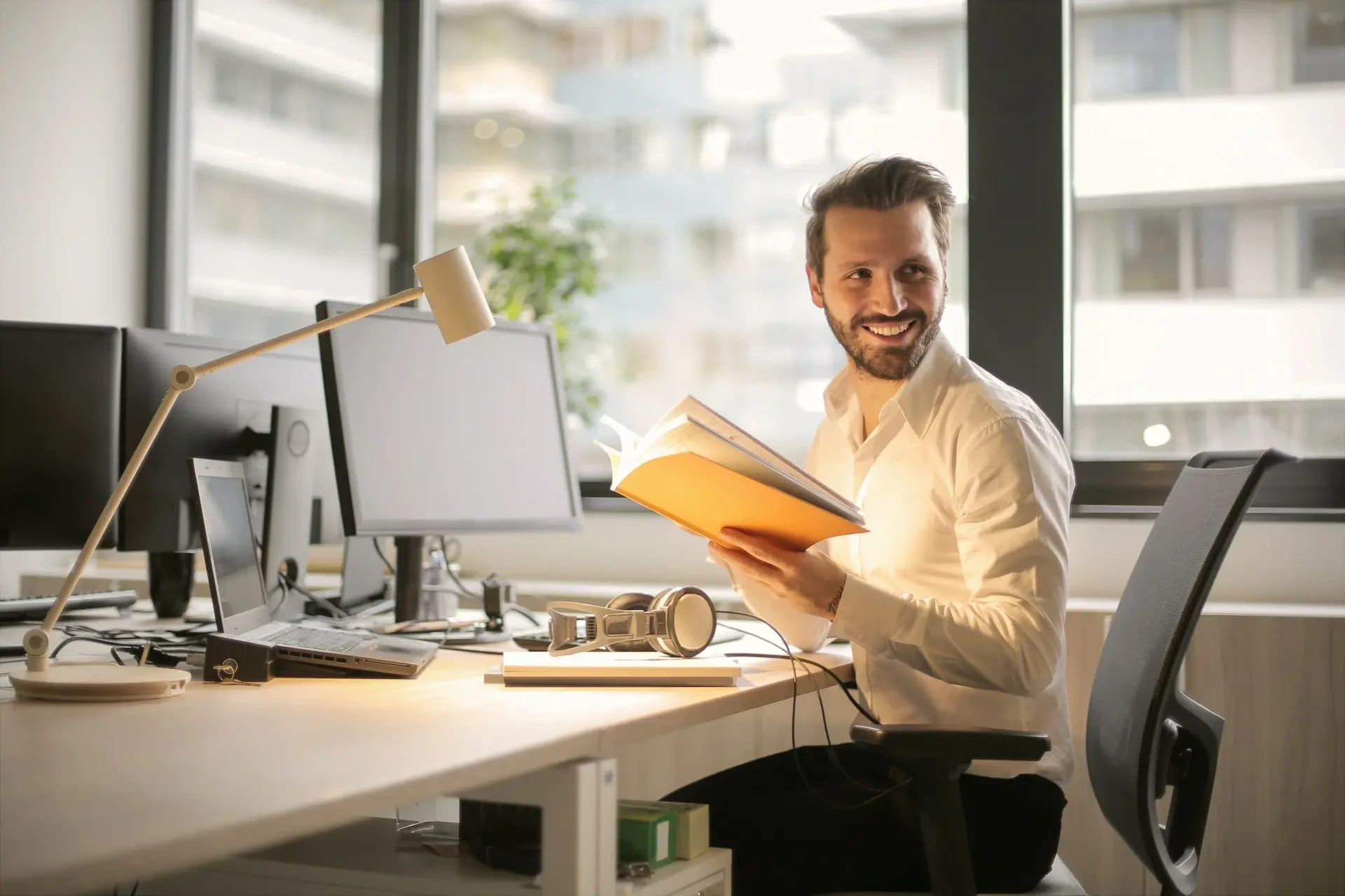 Forbedrer din arbejdsplads: Vigtigheden af belysning, opbevaring og personlig tilpasning